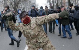 В Киеве произошло новое столкновение радикалов с силовиками