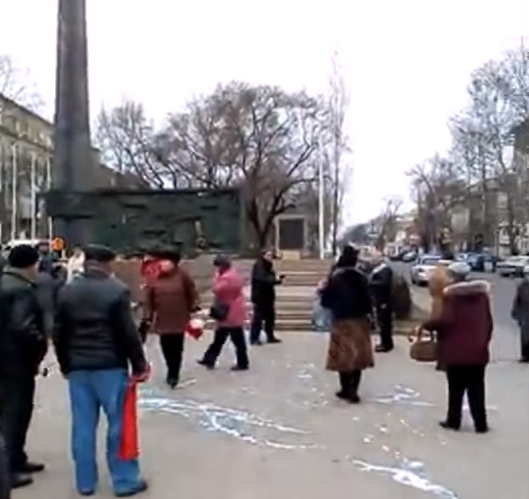В центре Николаева неизвестные в масках напали на митинг коммунистов - пострадало два человека