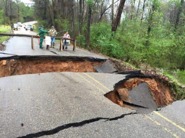 Рекордные осадки привели к наводнению в семи американских штатах