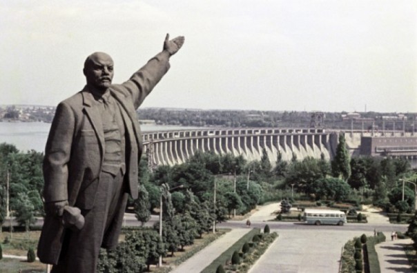 Режим сносит в Запорожье сталевара, строителя, колхозницу, ученого и последнего большого Ленина на Украине