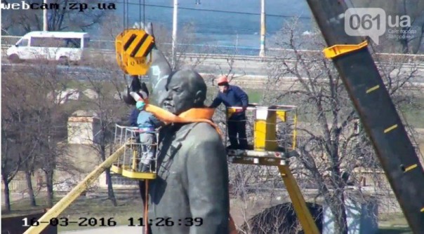 В Запорожье демонтируют самый большой в Украине памятник Ленину (Онлайн трансляция)