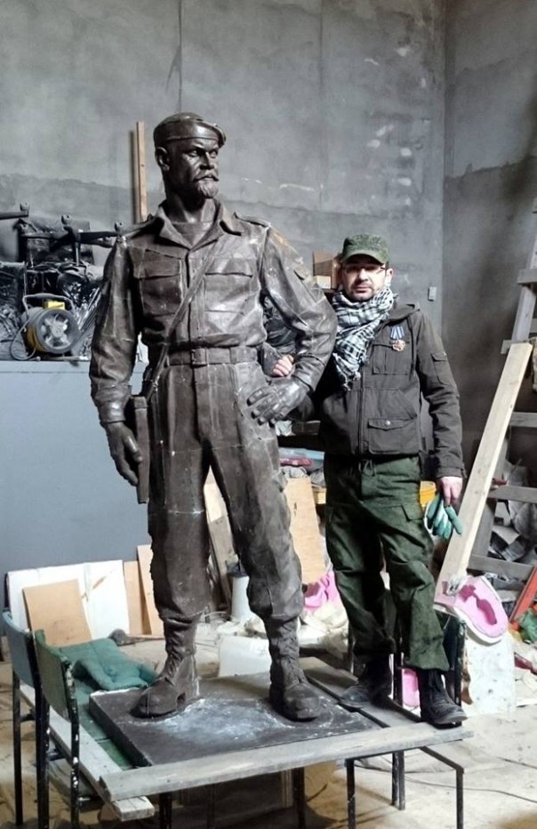 Отправка памятника Мозговому в составе гумгруза №44