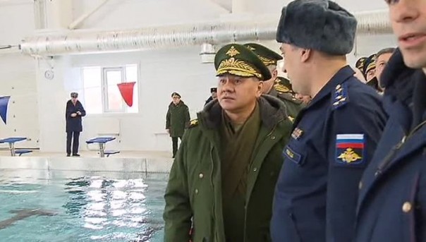 Сергей Шойгу проинспектировал аэротрубу, бассейн и спортивный зал в училище ВДВ Рязани