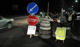 На Украине предложили услугу платного сопровождения грузовиков из РФ