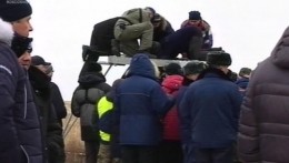 Казахстан проводил вернувшийся из космоса экипаж "Союза" золотыми чапанами