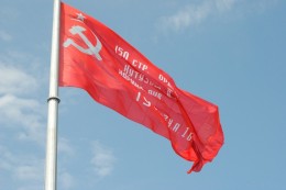 Украинские СМИ глумятся над Днем и Знаменем Победы