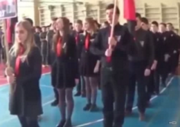 Юные бандеровцы в украинской школе маршируют и поют, восхваляя пособников нацистов