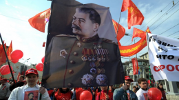 Новости либерального ТВ и две гвоздики товарищу Сталину