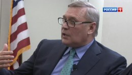 В Казани Касьянова встретили трехъярусный торт и двухметровый чемодан