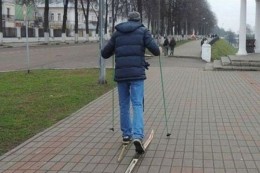 Стою на асфальте в лыжи обутый