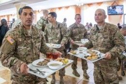 Знай свое место, холоп! Американские инструкторы не желают обедать вместе с украинцами