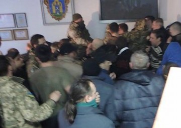 В горсовете Броваров "свободовцы" распылили слезоточивый газ и устроили массовую драку