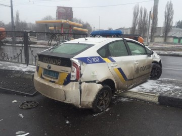 В Харькове автомобиль патрульных снес забор