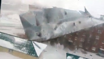 В Красноярском крае с пятиэтажки ветром сорвало крышу