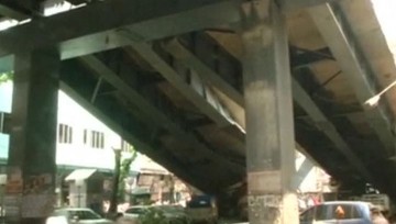 В Индии 14 человек погибли при обрушении моста, более сотни - под завалами