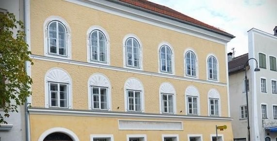 Власти Австрии могут сделать лагерь для беженцев в доме, где родился Гитлер