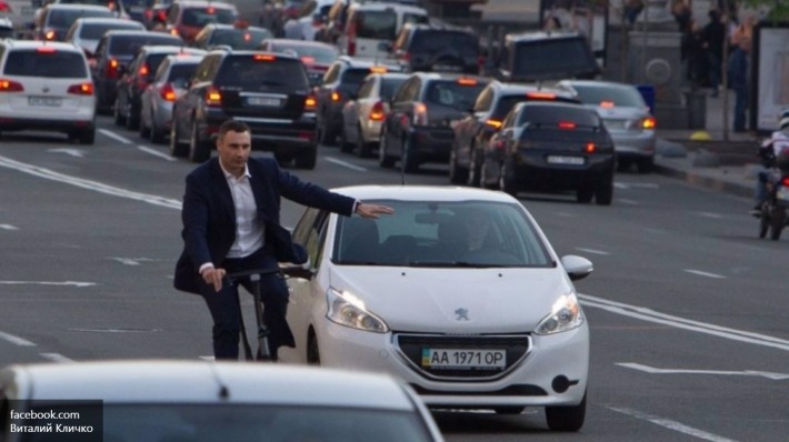 Кручу, верчу, запутать хочу: Кличко опозорился на велосипеде в центре Киева Кручу, верчу, запутать хочу: Кличко опозорился на велосипеде в центре Киева