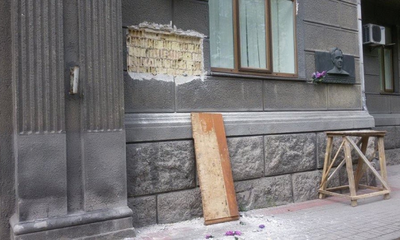 Внук наркома Мануильского обьявил войну на уничтожение националистам, сбившим мемориальную доску его деда