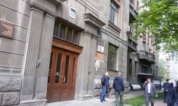 Внук наркома Мануильского обьявил войну на уничтожение националистам, сбившим мемориальную доску его деда Внук наркома Мануильского обьявил войну на уничтожение националистам, сбившим мемориальную доску его деда