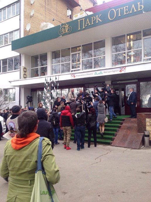 Жители Тольятти подарили Касьянову грабли Жители Тольятти подарили Касьянову грабли