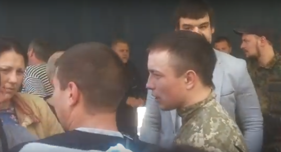 В Одессе на Привозе торговки раками тазиками и палками побили майданщиков В Одессе на Привозе торговки раками тазиками и палками побили майданщиков