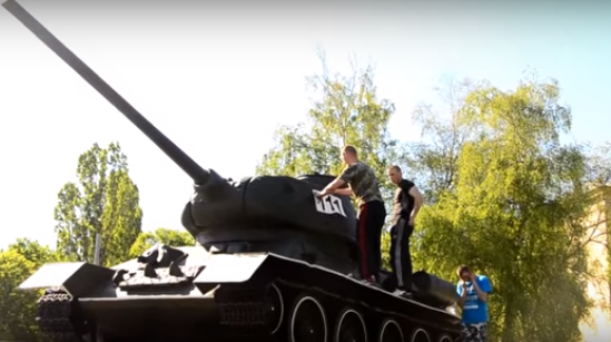 Подонки-декоммунизаторы надругались в Киеве над памятником танкистам-освободителям