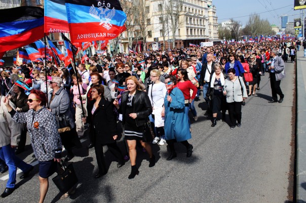 Десятки тысяч людей отпраздновали в Донецке годовщину восстания и провозглашения Республики
