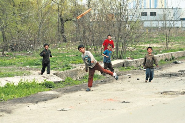 В Киев массово съезжаются цыгане: ромы разбили два табора и пугают киевлян