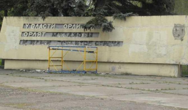 В Запорожье сносят одну из визитных карточек города — гигантский монумент комсомольцам-строителям ДнепроГЭС