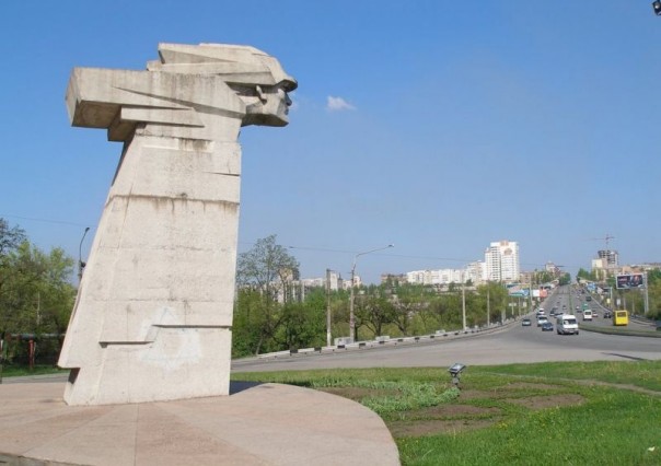 В Запорожье сносят одну из визитных карточек города — гигантский монумент комсомольцам-строителям ДнепроГЭС