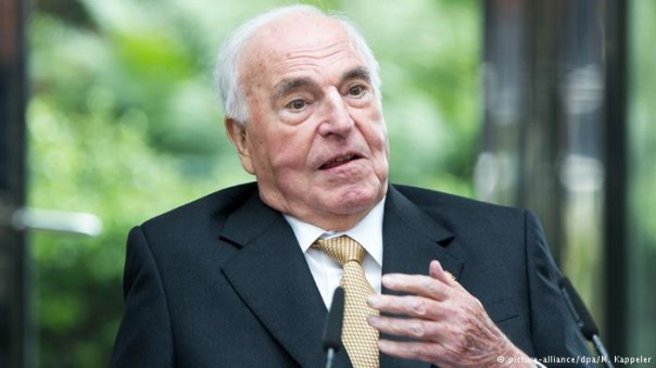 Гельмут Коль осудил решение Меркель пропустить в Германию беженцев