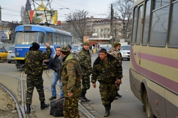 «Тебе табуретку дать?!» Вояк АТО не пускают в автобусы и гонят с автовокзалов 