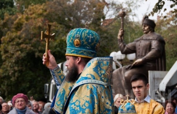 С сегодняшнего дня у Полтавской битвы новый победитель - в Полтаве установили памятник Мазепе весом 2,5 тонн С сегодняшнего дня у Полтавской битвы новый победитель - в Полтаве установили памятник Мазепе весом 2,5 тонн