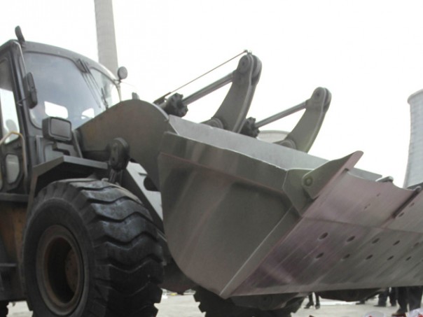 В Китае разборки конкурирующих фирм закончились битвой шести погрузчиков