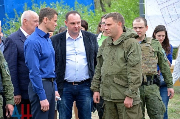 Глава ДНР Александр Захарченко проинспектировал начало строительных работ на 18 частных домах