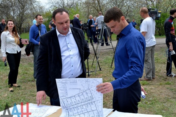 Глава ДНР Александр Захарченко проинспектировал начало строительных работ на 18 частных домах