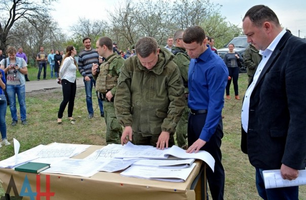 Глава ДНР Александр Захарченко проинспектировал начало строительных работ на 18 частных домах