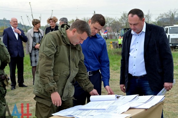 Глава ДНР Александр Захарченко проинспектировал начало строительных работ на 18 частных домах