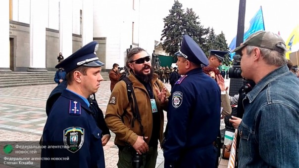 Ученые Украины по "приказу Путина" провели митинг. На митинге ученых киевский журналист назвал майора милиции "чмом", тот утерся Ученые Украины по "приказу Путина" провели митинг. На митинге ученых киевский журналист назвал майора милиции "чмом", тот утерся