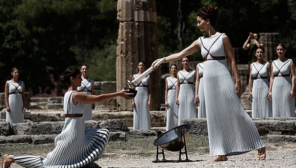 У храма Зевса в Греции зажегся Олимпийский огонь-2016