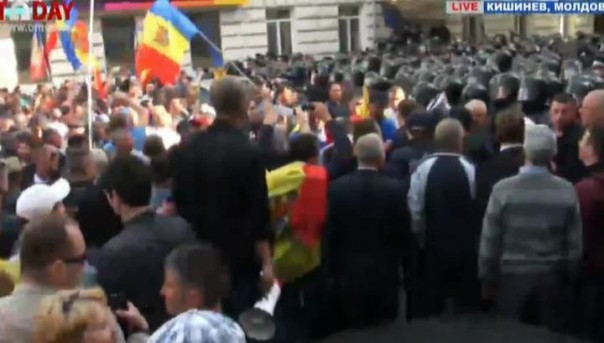 Оппозиция отказывается разблокировать здание правительства в Кишиневе