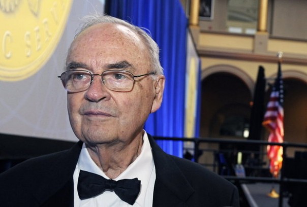 В США 90-летний сенатор женится на мужчине, прожив до этого в браке 50 лет