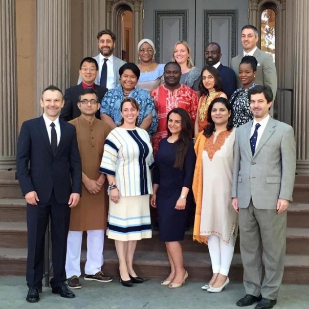 Попса идет во власть. Политики киборги