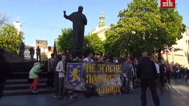 Украинские фашисты прошлись с плакатами гитлеровцев по центру Львова
