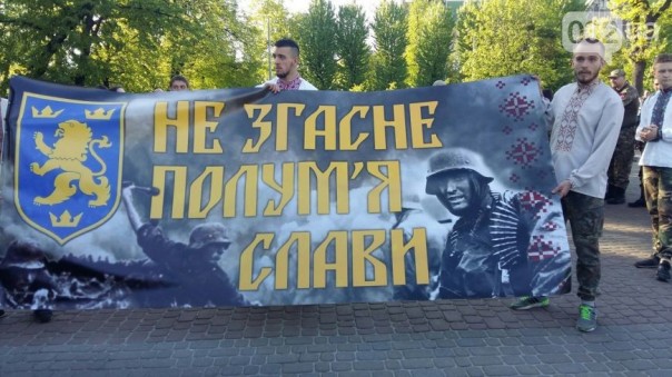 Украинские фашисты прошлись с плакатами гитлеровцев по центру Львова
