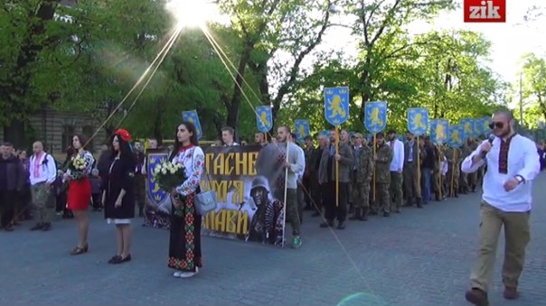 Украинские фашисты прошлись с плакатами гитлеровцев по центру Львова