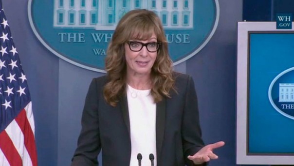 Актриса из "Западного крыла" разыграла журналистов в Белом доме