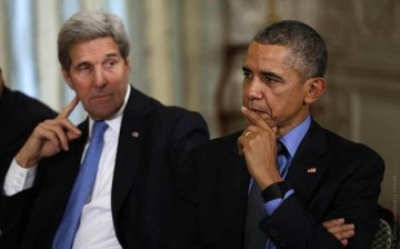 Барак Обама и Керри бегут, роняя тапки