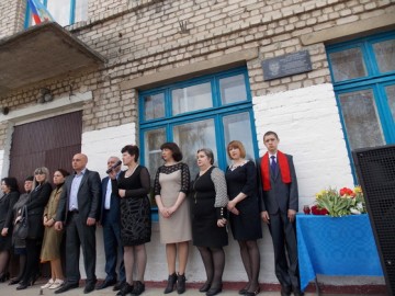 Жители Петровского открыли доску в память о школьнике, заслонившем сестру от снаряда