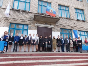 Жители Петровского открыли доску в память о школьнике, заслонившем сестру от снаряда